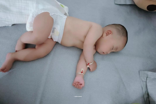 沂南宝宝睡觉爱翻身